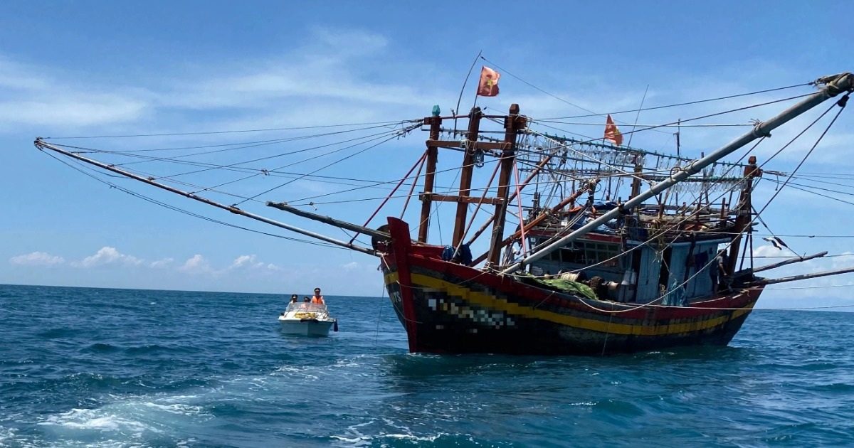 Rescate oportuno de tres pescadores cuyo barco se hundió en el mar en Quang Tri