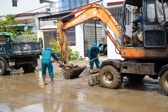 Lực lượng chức năng dọn dẹp bùn đất vào ngày 26-9 ảnh 6