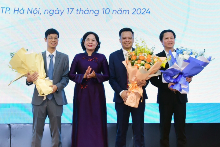 Mr. Nguyen Tran Manh Trung (standing 2nd from right) was appointed General Director of VietinBank (Photo: VGP/HT)