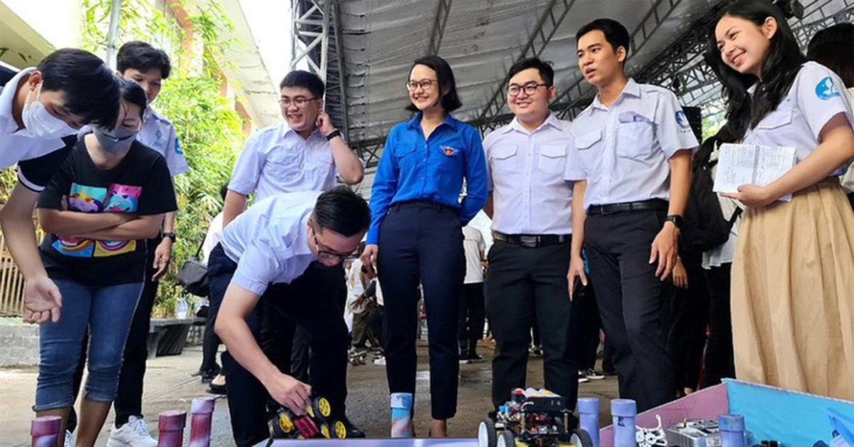 Ho-Chi-Minh-Stadt muss 19 Beamte und öffentliche Angestellte einstellen, die hervorragende Studenten sind.