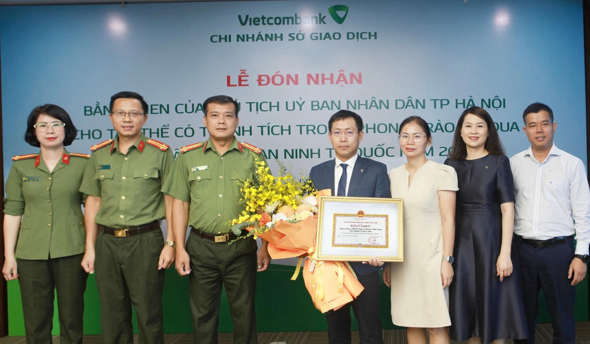 Vietcombank 거래부는 시 인민위원회 위원장으로부터 공로패를 받는 영광을 누렸습니다. 국가 안보를 지키는 모든 사람들의 모방 운동에 참여하는 하노이.