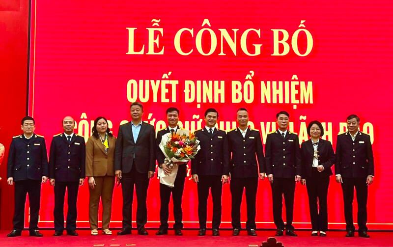Phó Chủ tịch UBND TP Hà Nội Nguyễn Mạnh Quyền chúc mừng tân Phó Cục trưởng Cục Thuế TP Hà Nội. Ảnh: UBND TP Hà Nội