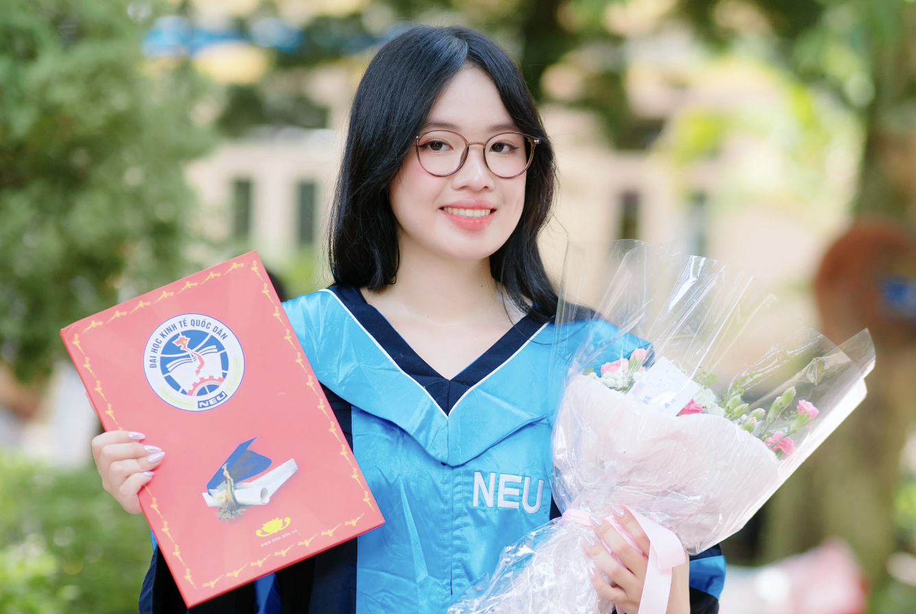 Cô gái tốt nghiệp loại xuất sắc, giành học bổng du học thạc sĩ ở nước Anh