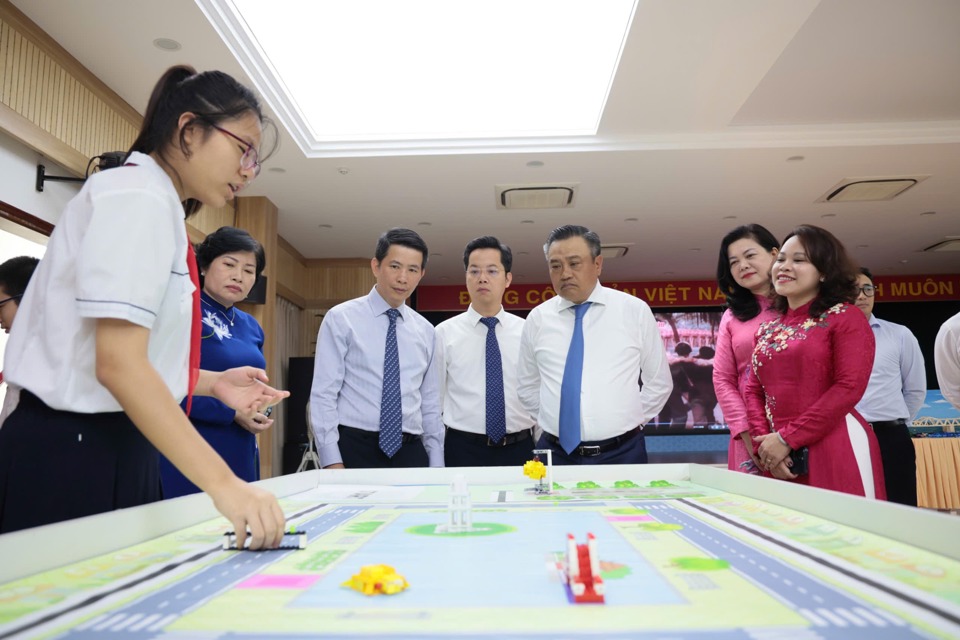 Chairman of the City People's Committee Tran Sy Thanh shares joy with teachers and students of Ngo Si Lien Secondary School on the opening day - Photo 4