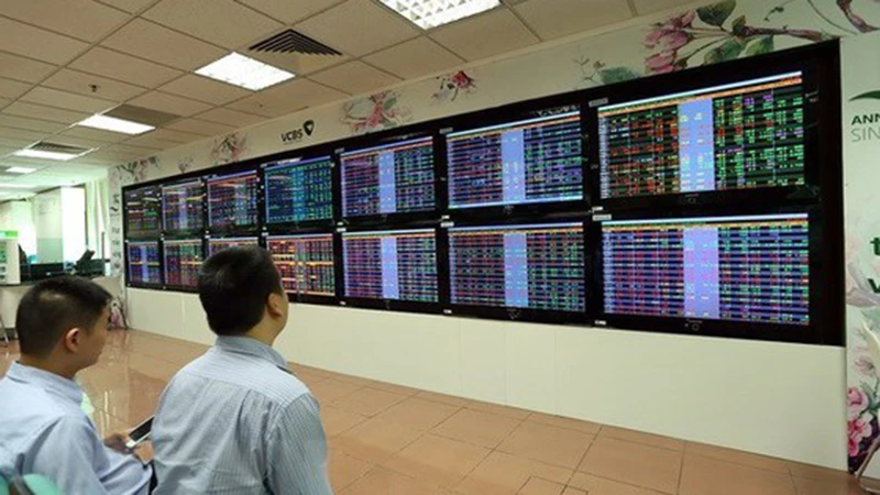 Bluechip stocks were sold off at the end of the session, VN-Index decreased slightly