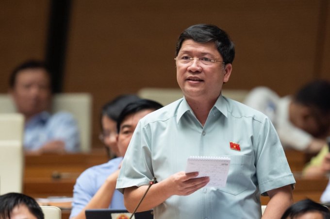 M. Ta Van Ha, délégué de la province de Quang Nam, a pris la parole lors de la séance de discussion de la loi sur les prix (amendée), dans l'après-midi du 23 mai. Photo : Hoang Phong