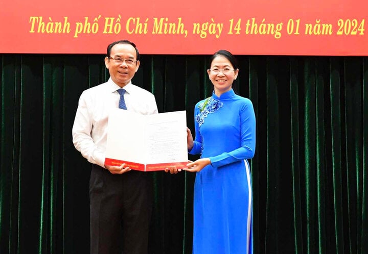 Le secrétaire du Comité du Parti de Ho Chi Minh-Ville, Nguyen Van Nen, a présenté la décision à Mme Phan Thi Thanh Phuong. (Photo : Viet Dung)