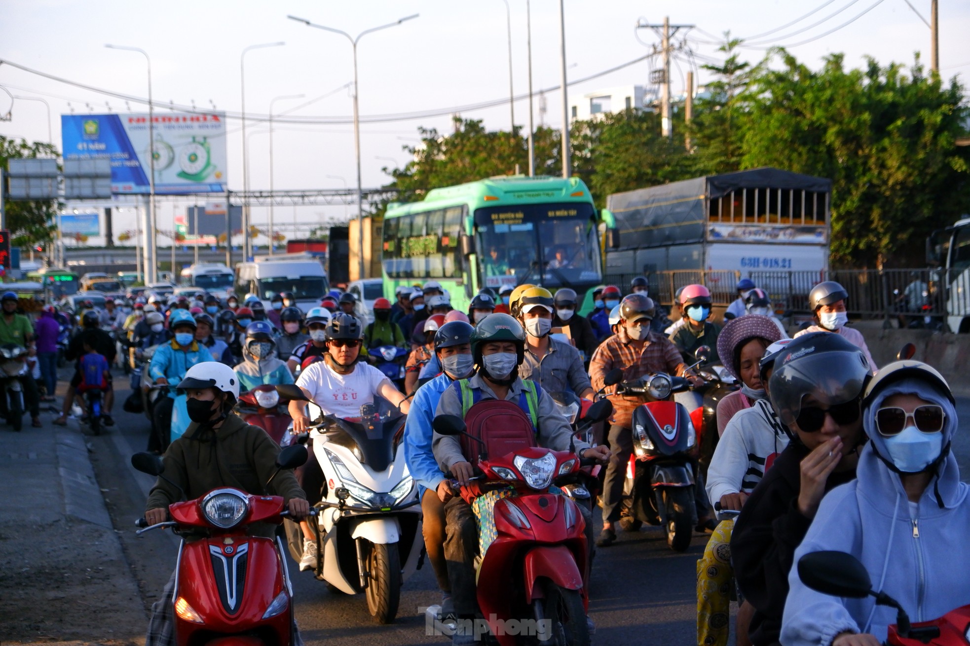 ច្រកទ្វារខាងលិចនៃទីក្រុងហូជីមិញ មានមនុស្សច្រើនកុះករមុនថ្ងៃឈប់សម្រាកថ្ងៃទី ៣០ មេសា រូបថត ២