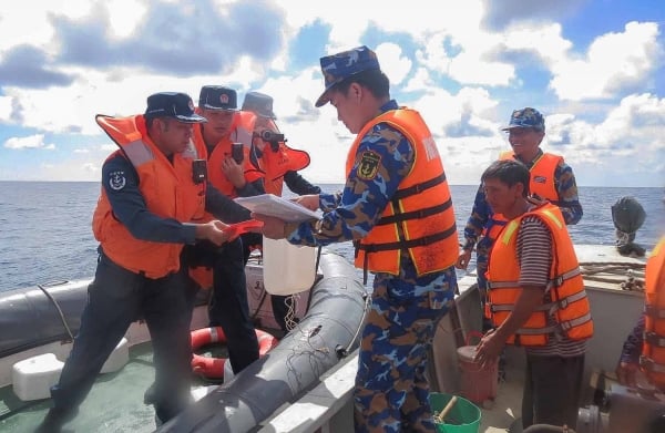 La marine vietnamienne reçoit deux pêcheurs en détresse de la marine chinoise