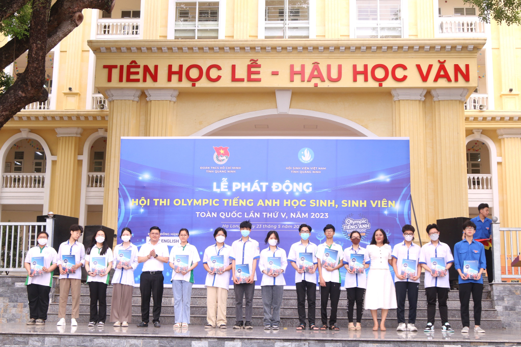 Ban tổ chức tặng 10 suất học bổng Tiếng Anh toàn phần cho các bạn học sinh trường THPT Hòn Gai.