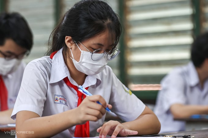 ผู้สมัครสอบแข่งขันวรรณกรรมสำหรับโรงเรียนรัฐบาลชั้นปีที่ 10 ในนครโฮจิมินห์ ในเช้าวันที่ 6 มิถุนายน ภาพโดย: Quynh Tran