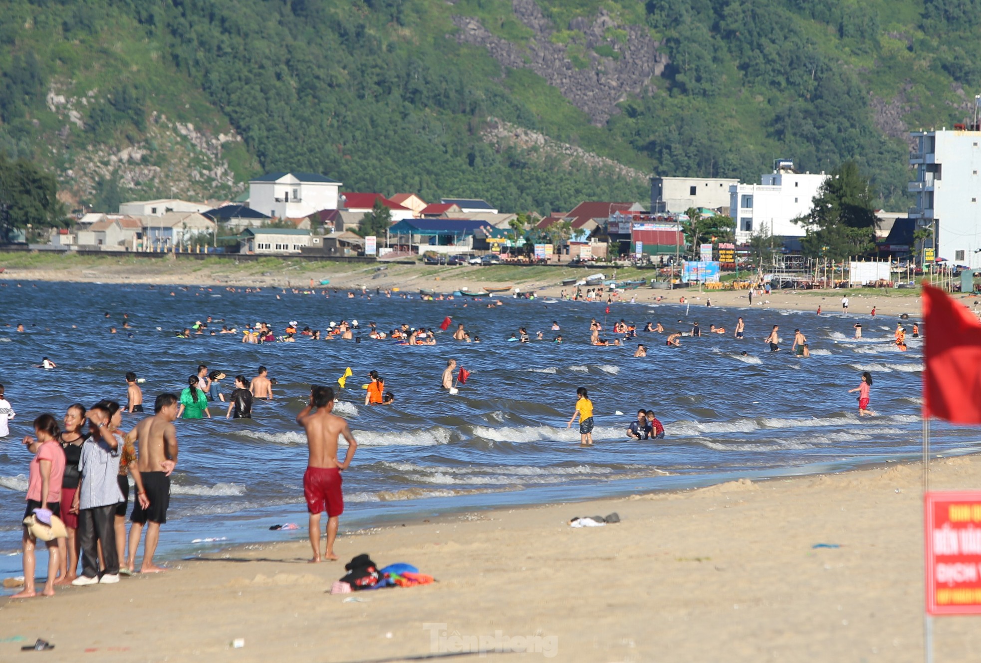 Les touristes viennent à la plage de Thien Cam pour se « rafraîchir » photo 3