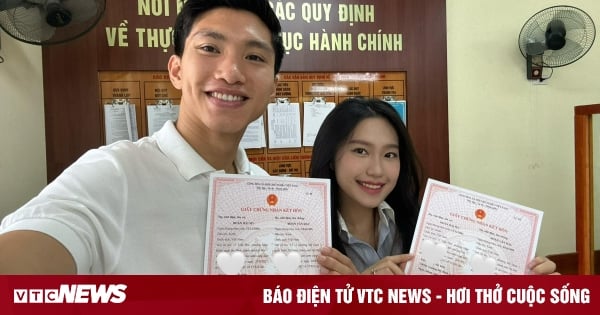 Doan Van Hau shows off marriage registration with girlfriend Doan Hai My