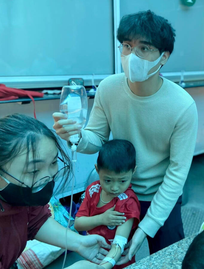 Đạt hỗ trợ bệnh nhi tại Viện Huyết học và Truyền máu Trung ương. Ảnh: Nhân vật cung cấp