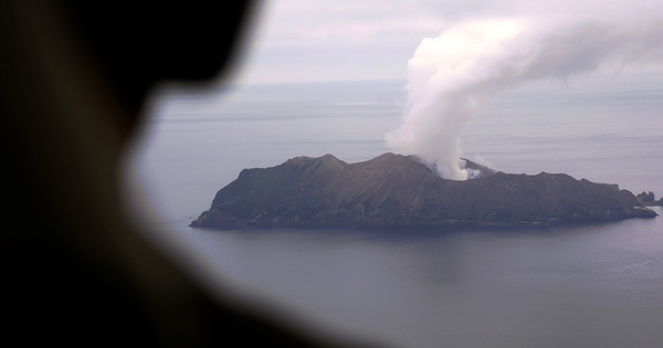 Nhiều chuyến bay bị hủy vì núi lửa phun trào ở New Zealand