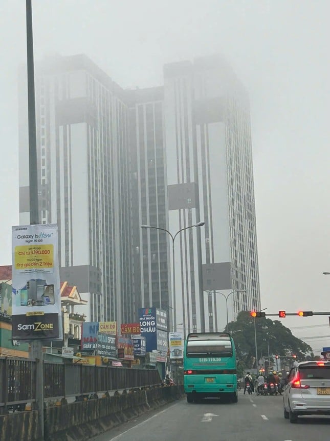 Muchos rascacielos en Ciudad Ho Chi Minh y Binh Duong están ocultos por las nubes, foto 3