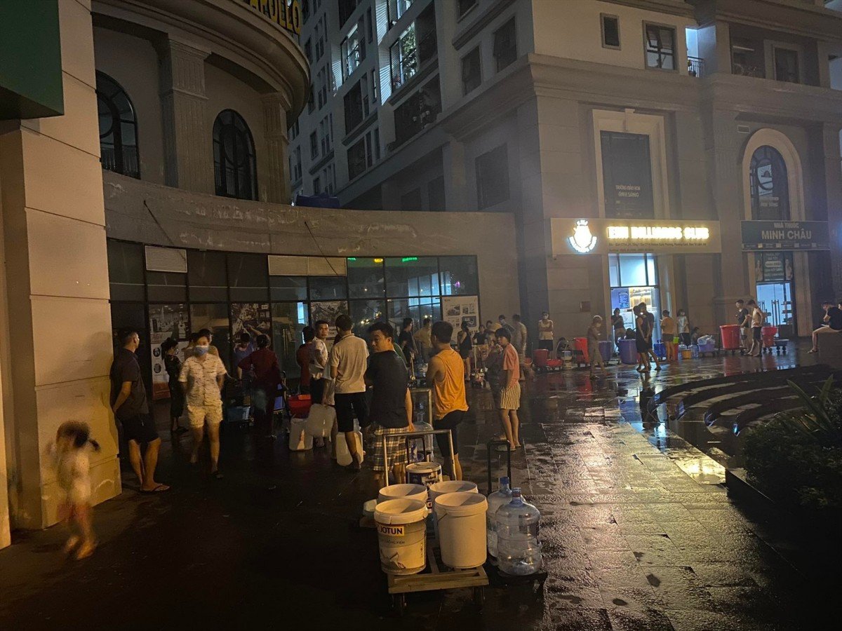 ¿Cuándo terminará la escena de los residentes de los apartamentos de Hanoi haciendo fila toda la noche para llevar agua?