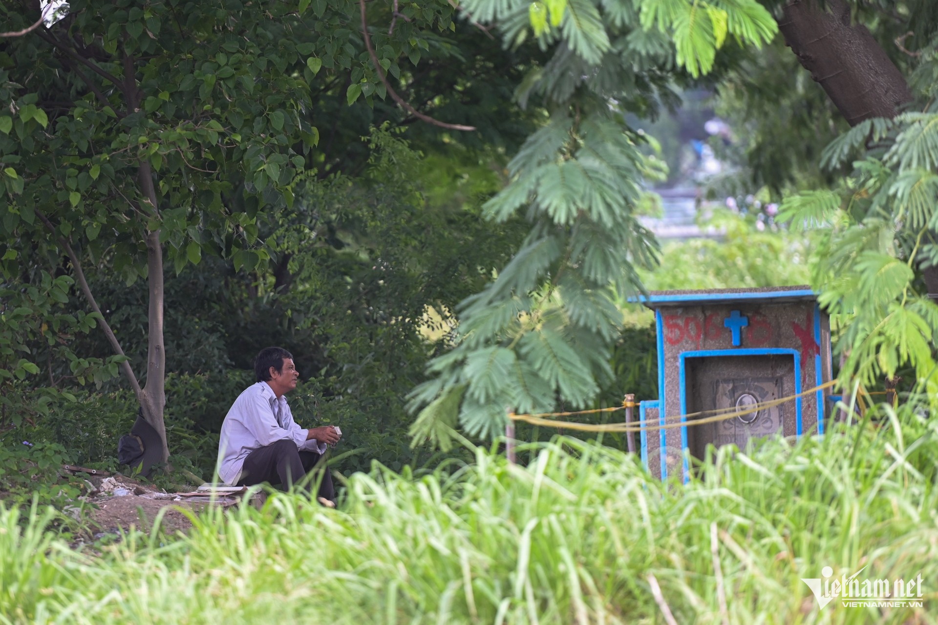 Close-up of the largest cemetery in Ho Chi Minh City, about to become a school and park photo 10