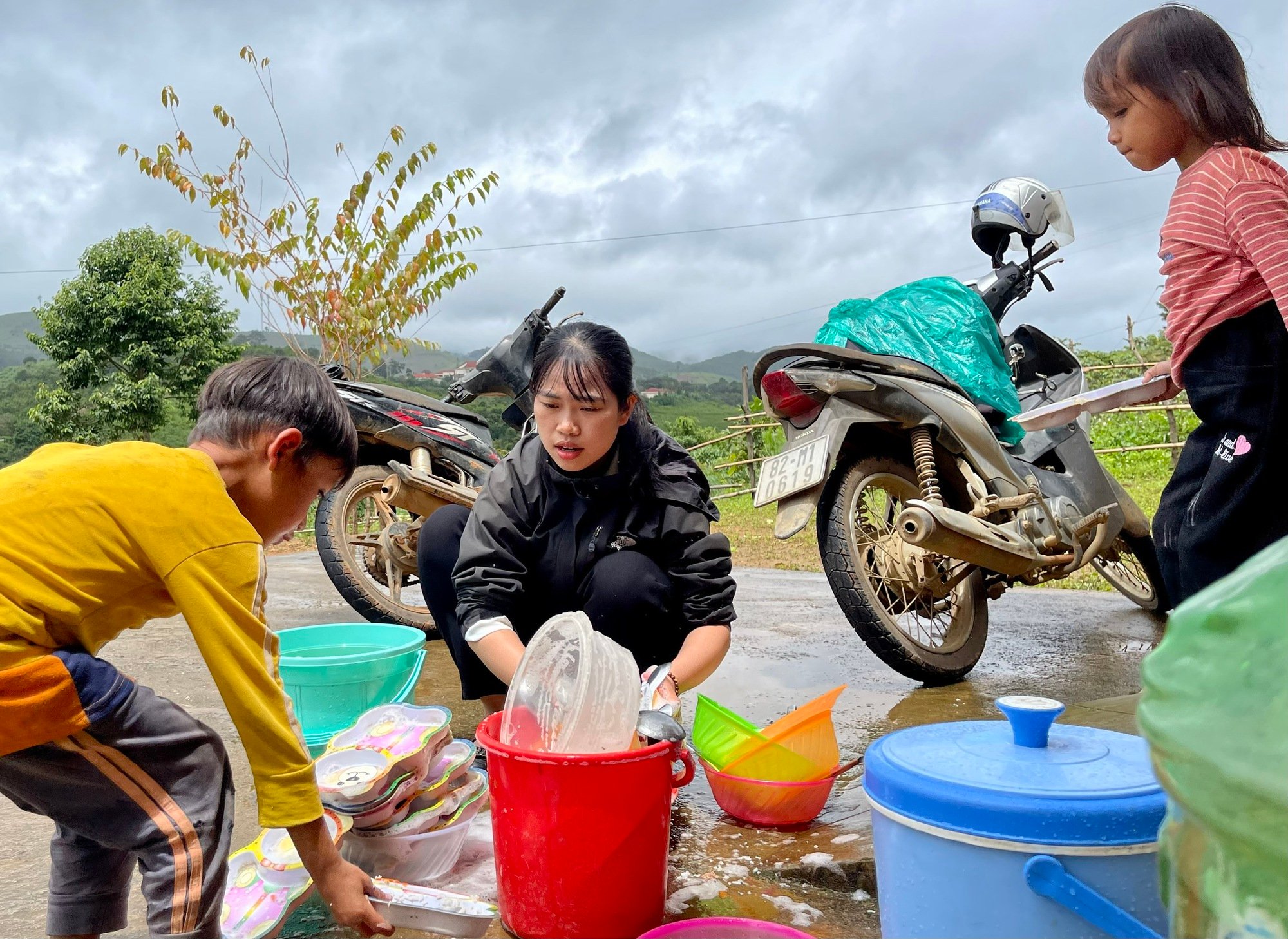 Giữ chân học sinh bằng bữa cơm "cô nuôi" - Ảnh 6.