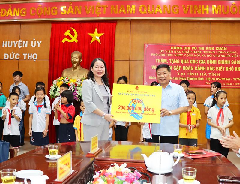 Vizepräsidentin von Vietnam Thi Anh Xuan Dang Huong und Geschenke an Familien in der Provinz Ha Tinh 5