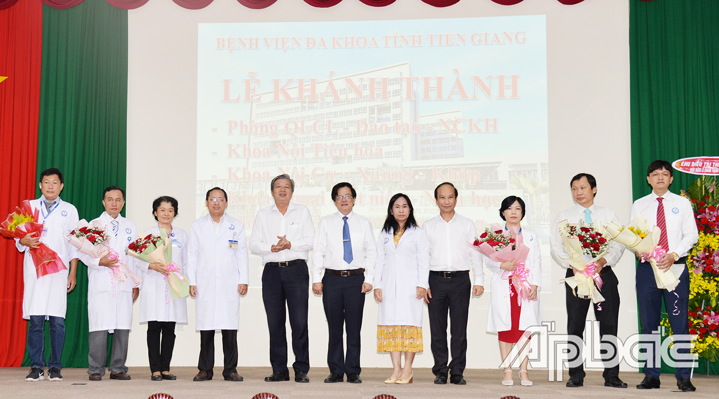 Hospital Board of Directors presents flowers to congratulate leaders of newly established departments and offices