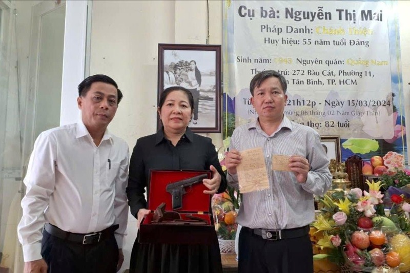 Reçu les reliques du général Nguyen Thi Dinh présentées à la guerrière de Saigon Dong Anh, photo 1