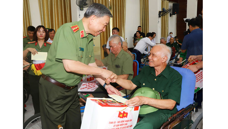 Minister of Public Security, General To Lam visited and presented gifts at Thuan Thanh Nursing Center for War Invalids