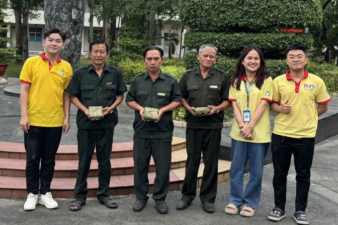 Los guardias de la escuela recibieron banh chung de los estudiantes. Foto: UFM