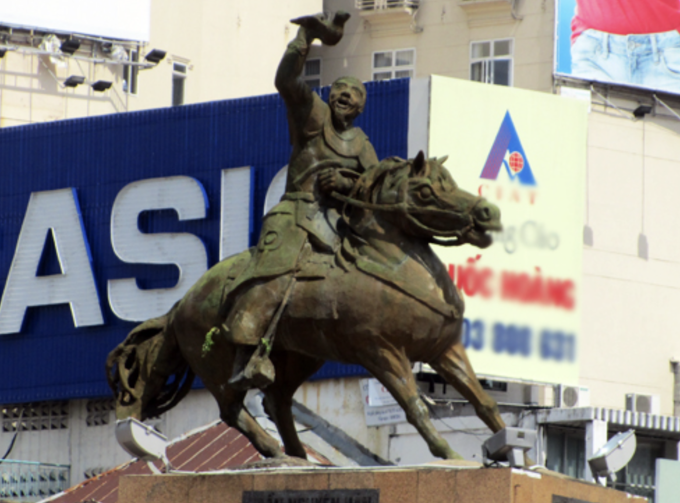 Die Tran Nguyen Han-Statue vor dem Ben-Thanh-Markt verlor ihr rechtes Bein, bevor sie 2014 zum Bau einer U-Bahn-Station verlegt wurde. Foto: Huu Cong