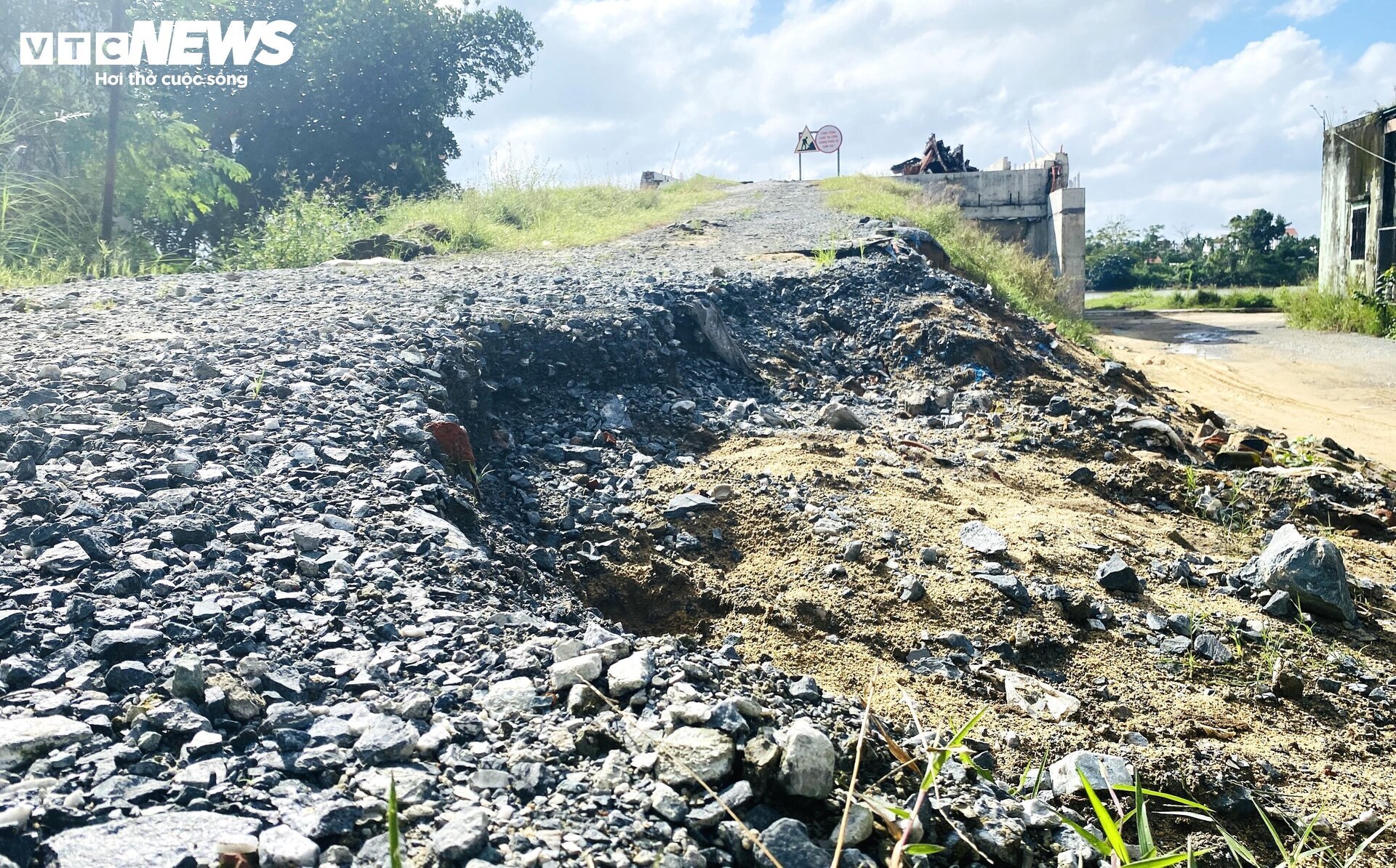 2 households' land issues, over 337 billion VND bridge in Quang Nam 'froze' - 6