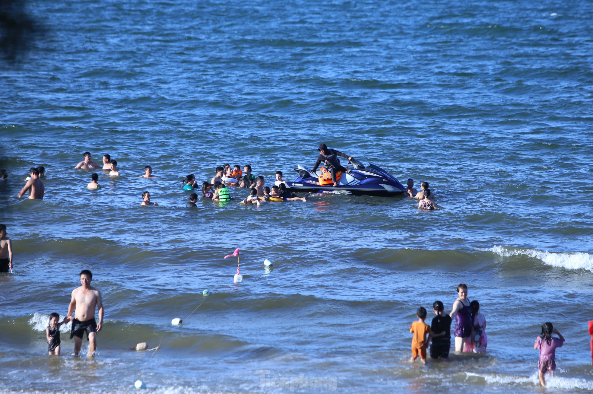 Les touristes viennent à la plage de Thien Cam pour se « rafraîchir » photo 11