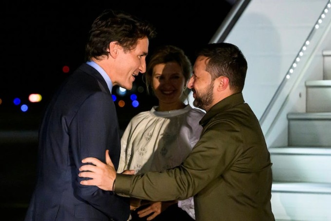 Thủ tướng Canada Justin Trudeau đón Tổng thống Ukraine Volodymyr Zelensky tại Ottawa tối 21/9. Video: Reuters