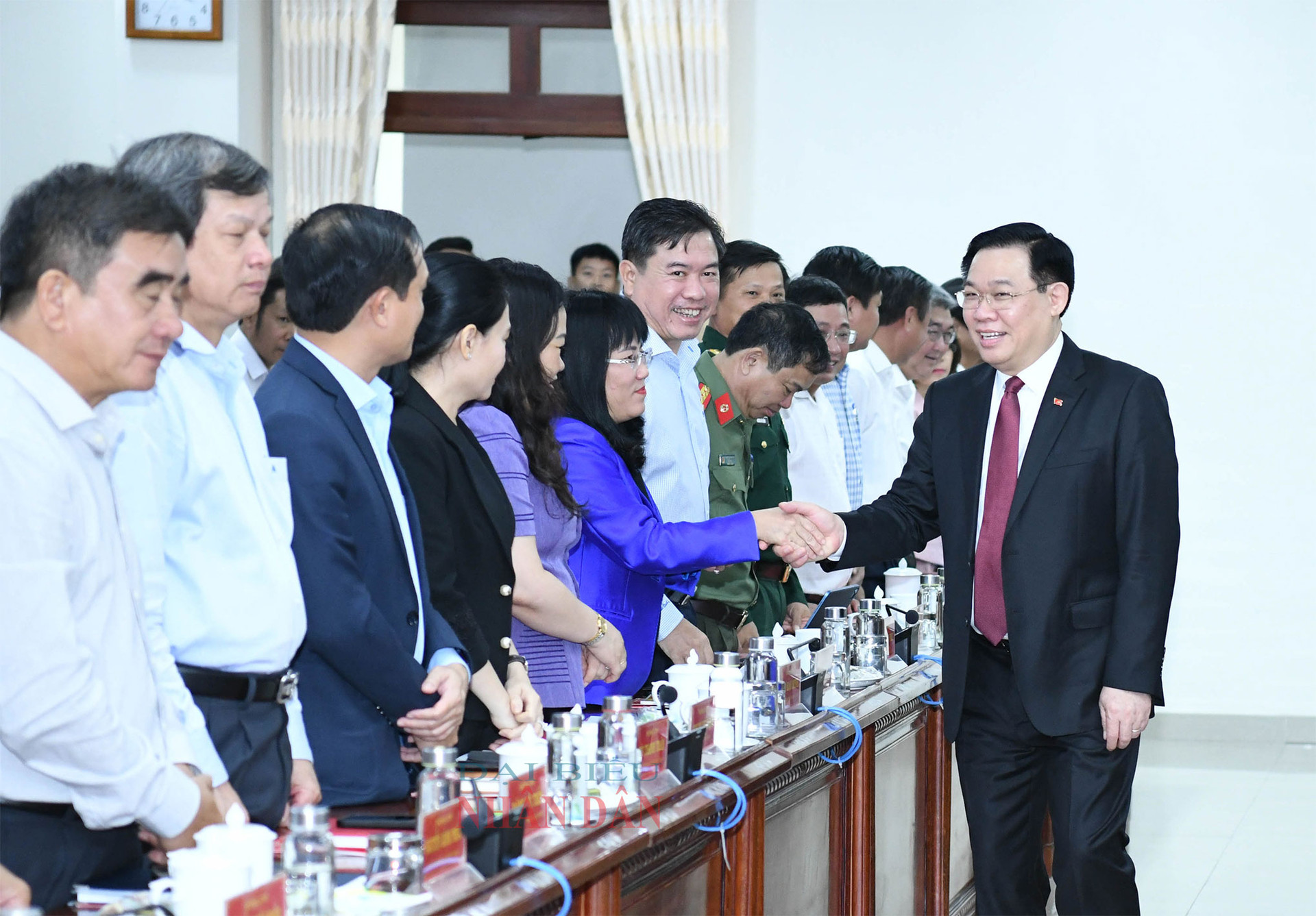 Le président de l'Assemblée nationale, Vuong Dinh Hue, travaille avec le Comité permanent du Comité provincial du Parti de Phu Yen -0