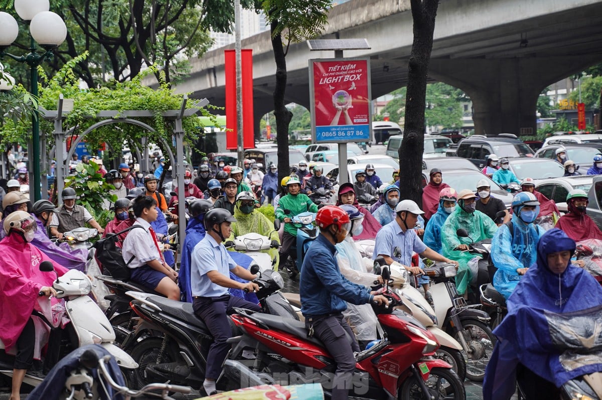 Tourists enjoy the first cold wind of the season in Hanoi photo 17