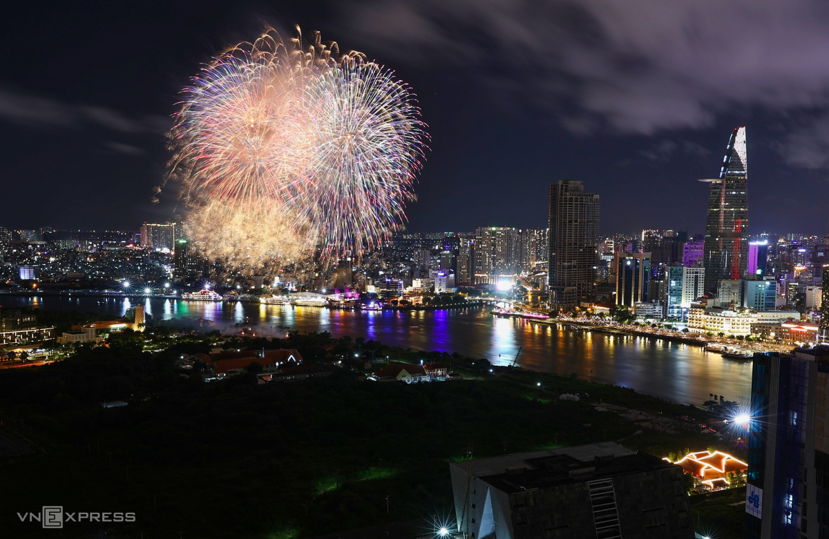 Foto: Los fuegos artificiales iluminan el cielo de la ciudad de Ho Chi Minh en la noche del 2 de septiembre.