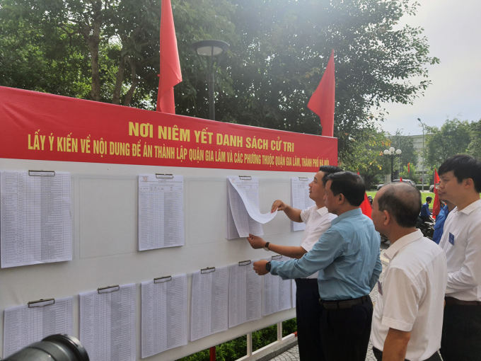 Lãnh đạo huyện Gia Lâm kiểm tra công tác lấy ý kiến cử tri việc thành lập quận và các phường thuộc quận hôm 27/8. Ảnh: Võ Hải