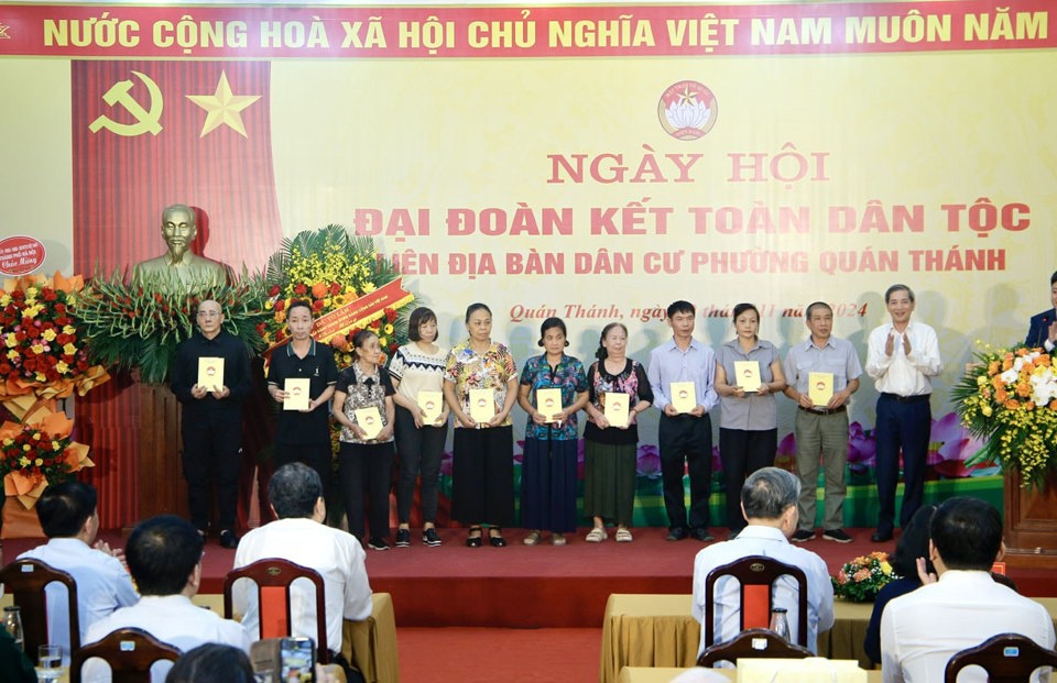 Bí thư Quận ủy Ba Đình Hoàng Minh Dũng Tiến trao quà cho các hộ có hoàn cảnh khó khăn trên địa bàn phường Quán Thánh.