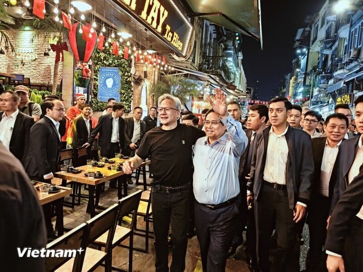 On the evening of December 5, many Hanoians and international tourists were surprised to see Prime Minister Pham Minh Chinh and Jensen Huang, CEO of the trillion-dollar NVIDIA corporation, walking around the old town. (Photo: Minh Son/Vietnam+)