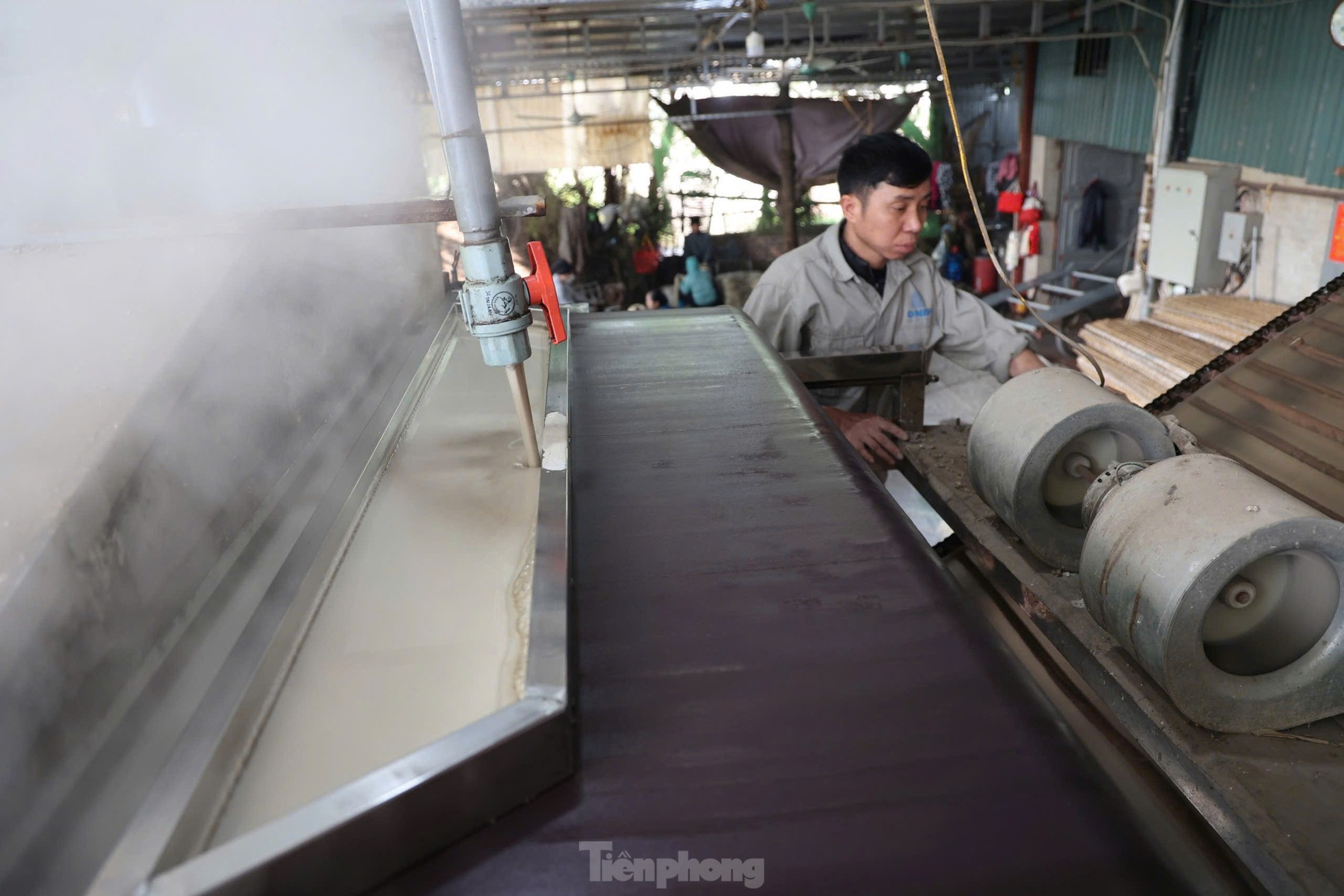 Bustling with Tet in Hanoi's famous vermicelli village photo 8