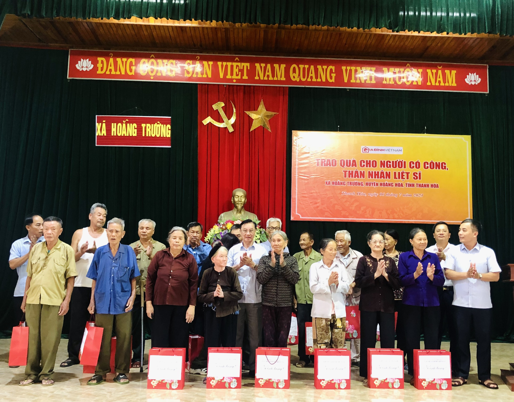 Le magazine familial vietnamien offre des cadeaux aux proches des martyrs et des contributeurs révolutionnaires, photo 1