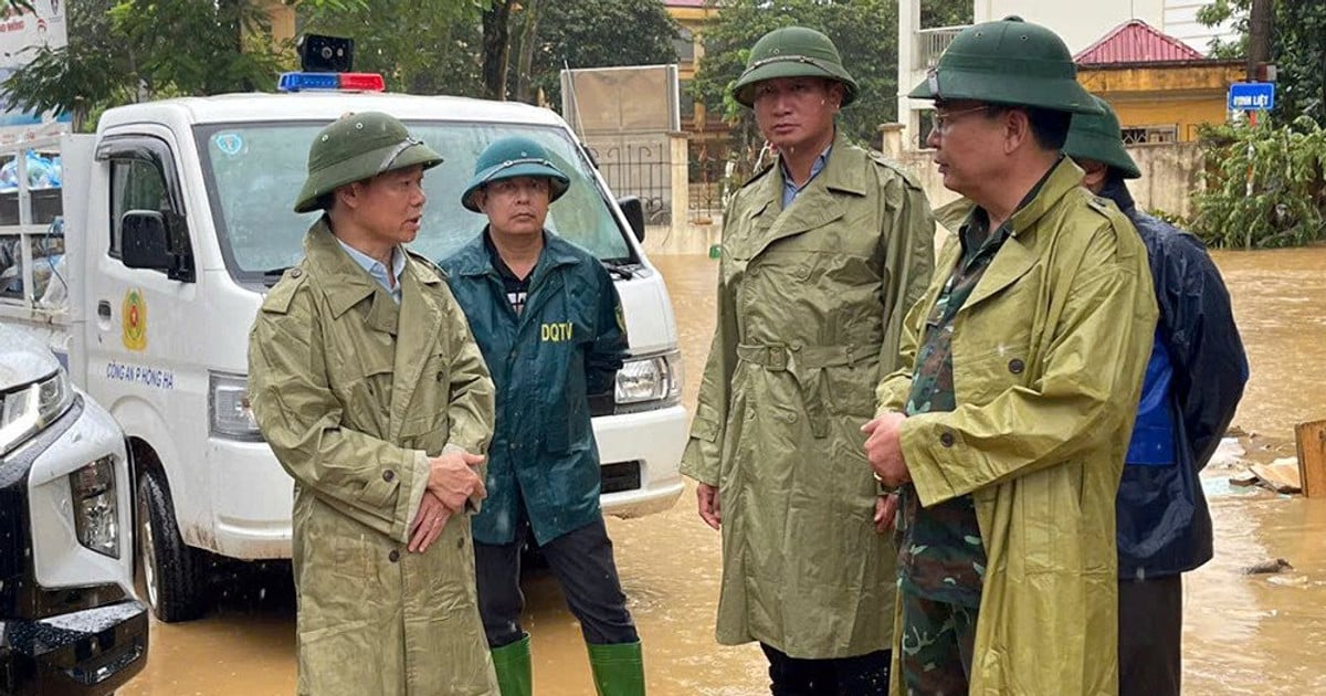 รัฐมนตรีว่าการกระทรวงทรัพยากรธรรมชาติและสิ่งแวดล้อม โด ดึ๊ก ดิว กำกับดูแลงานฟื้นฟูภัยพิบัติในเมืองเอียนบ๊าย