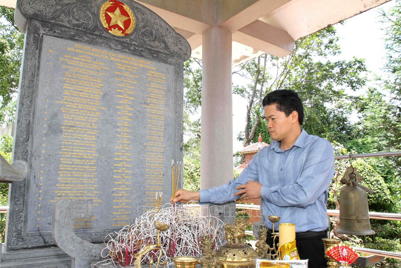 … thắp hương bày tỏ lòng biết ơn đến công lao, sự hy sinh của các anh hùng, liệt sĩ để mang lại bình yên cho biên cương của Tổ quốc.