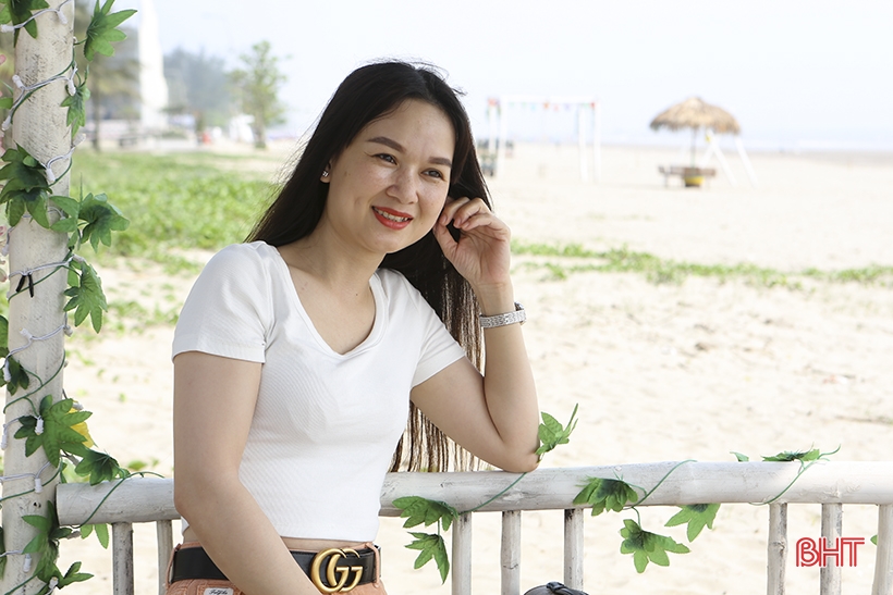 Tourists eagerly await the opening ceremony of Ha Tinh sea tourism