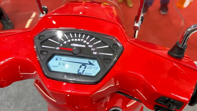 Scooter wmoto greta 150 conçu avec un moteur électrique comme Vespa, prix environ 35 millions de dongs image 3