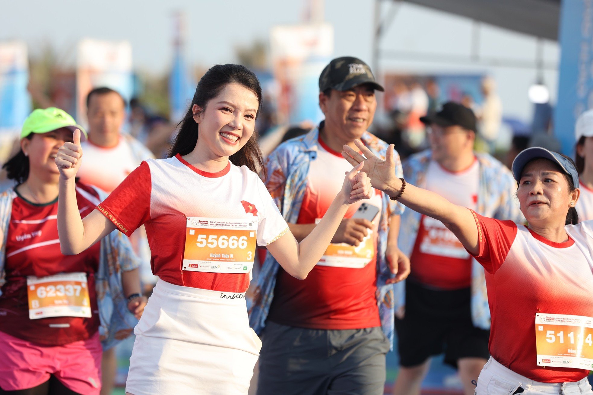 Die Zweitplatzierte Phuong Anh und ihr Mann liefen 10 km, Miss Thuy Vi kam beim Tien Phong Marathon 2024 problemlos ins Ziel, Foto 5