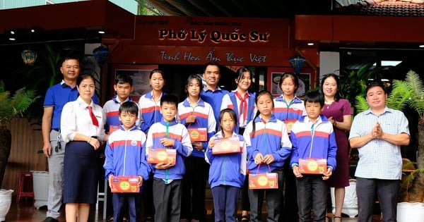 Poor students in Dak Nong get free pho and receive Mid-Autumn gifts