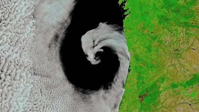 Earth from space: Mysterious slow-rotating spiral cloud hugs the Iberian coast photo 1
