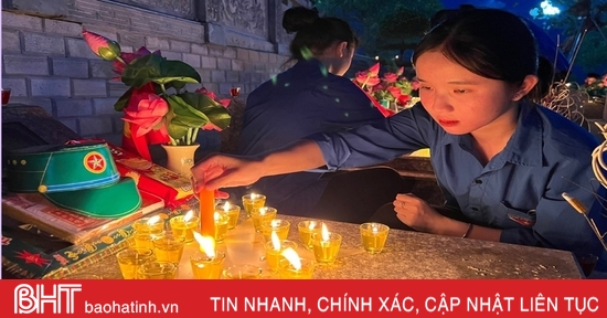 Les jeunes de Ha Tinh allument des bougies pour rendre hommage aux martyrs héroïques