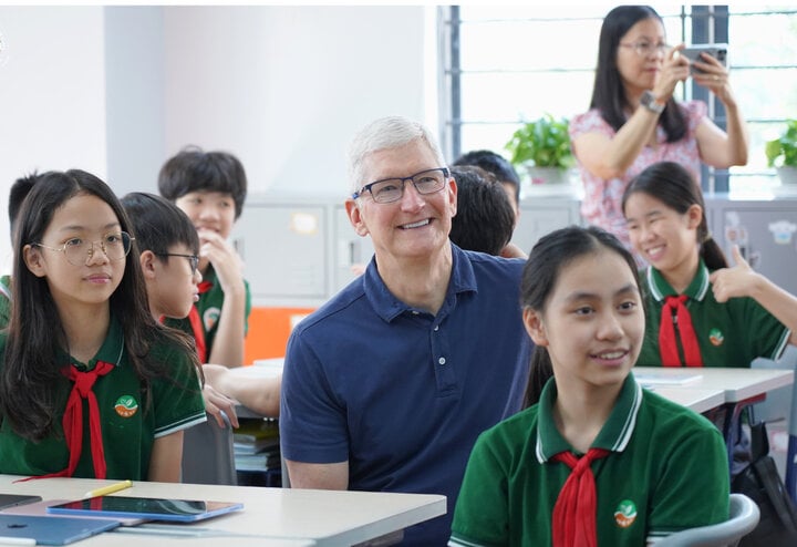 CEO Tim Cook happily interacts with students in Hanoi.