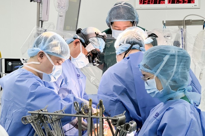 El doctor Dung (segundo desde la izquierda) y el equipo quirúrgico retiraron el grueso pericardio del paciente. Foto: Hospital Tam Anh